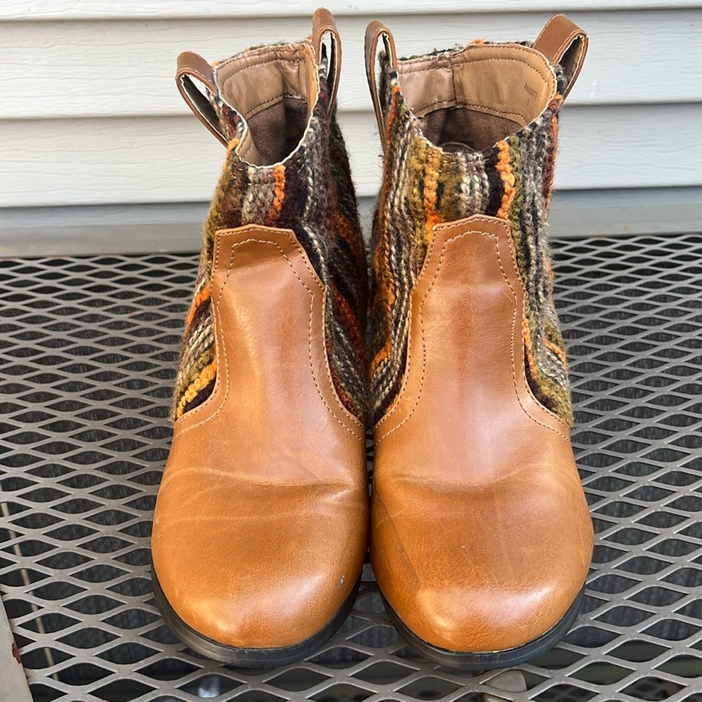 Shoedazzle booties with fabric woven inserts size 6